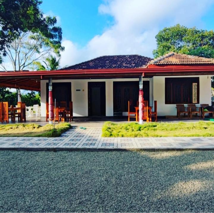 Tharurashmi Sea Pond Villa & Surf Hostel - Hiriketiya Dikwella Extérieur photo