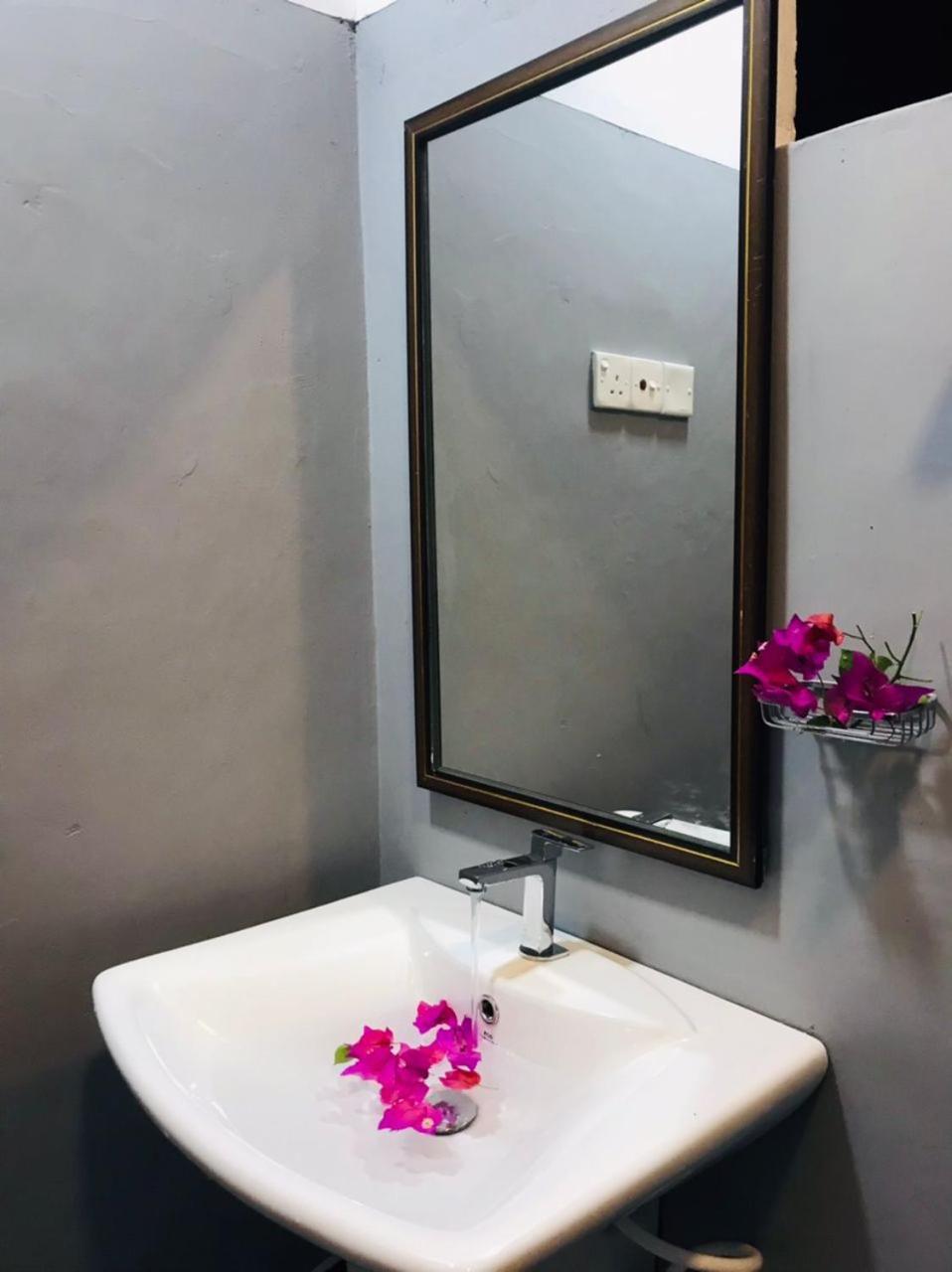 Tharurashmi Sea Pond Villa & Surf Hostel - Hiriketiya Dikwella Extérieur photo